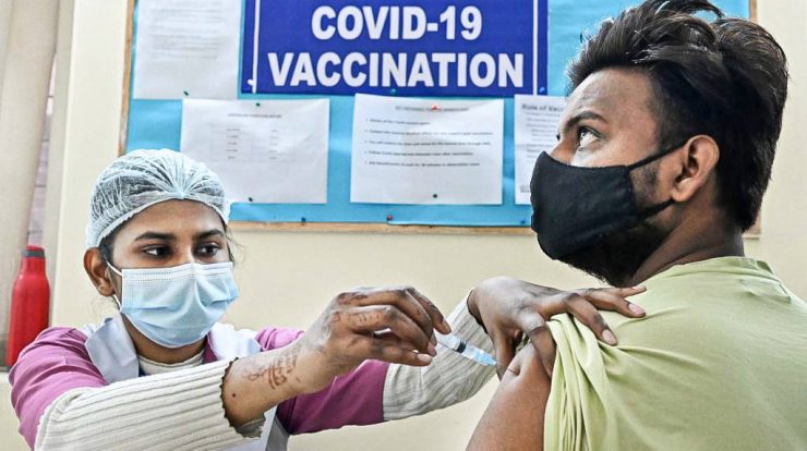 Vacinação na Índia: Maior fabricante de vacinas do mundo tem ordem para priorizar a Índia