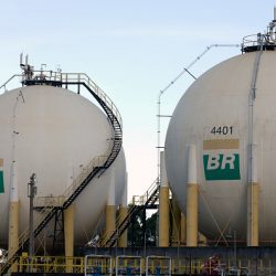 Tanques de armazenamento de combustível da Petrobras em uma refinaria de petróle