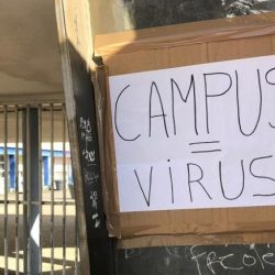 Cartaz na escola Eugene Delacroix que diz "Campus = Vírus"