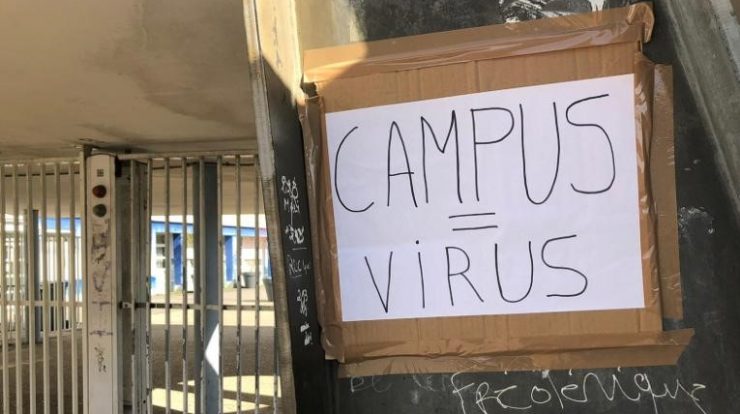Cartaz na escola Eugene Delacroix que diz "Campus = Vírus"