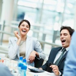Laughter can improve productivity at work - Época Negócios