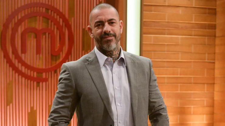 Henrique Fogaça is hospitalized after collapsing on the recording of "MasterChef"
