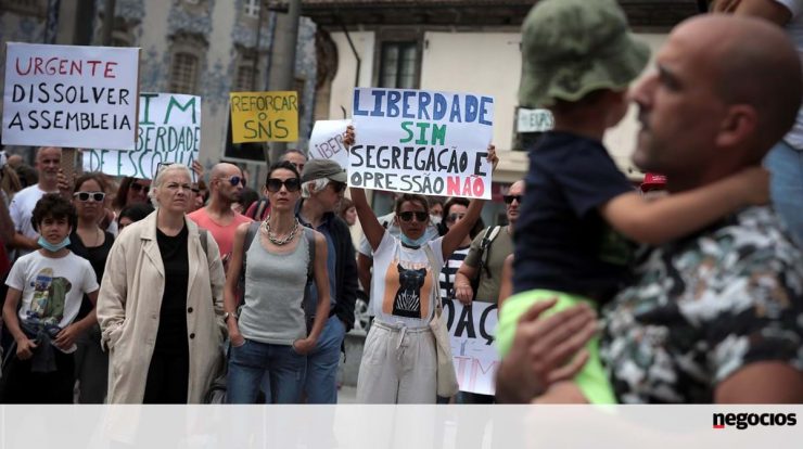 Hundreds without masks protest in Porto over digital certificates and other abuse - Coronavirus
