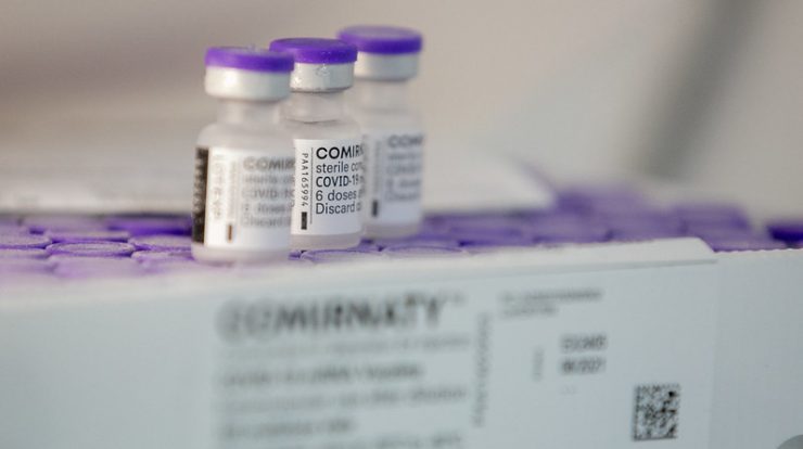 Doses da vacina Pfizer começaram a ser distribuídas no Brasil no início de maio
