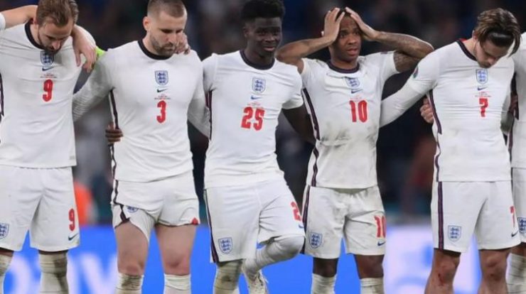 Black players from England, including young Bukayo Saka (shirt 25), came under attack after Italy lost their title on penalties - Photo: Laurence Griffiths |  pool |  France Press agency
