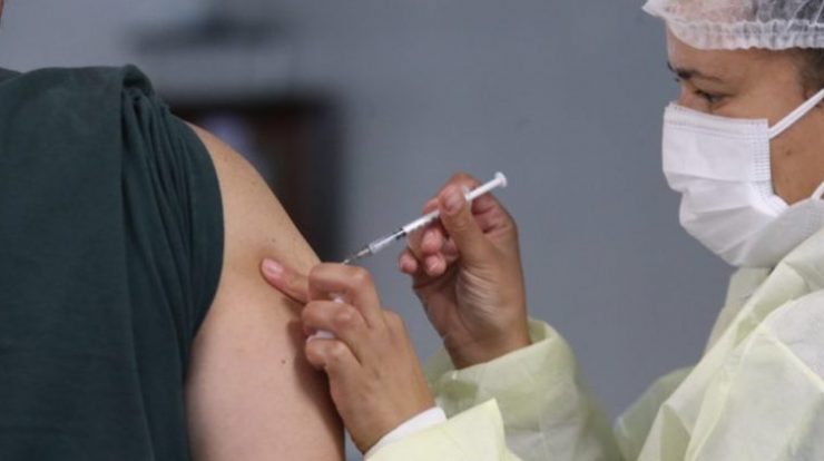 3ª dose de vacinação começa no Brasil este mês; capitais lançam os calendários