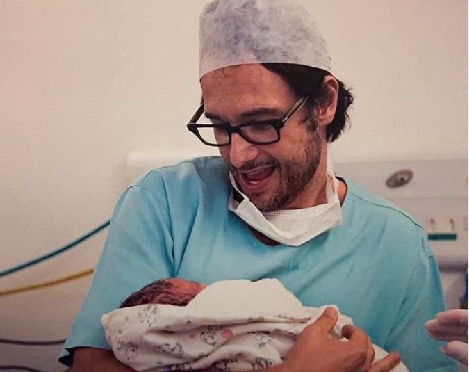 Rodrigo Santoro with his daughter after giving birth