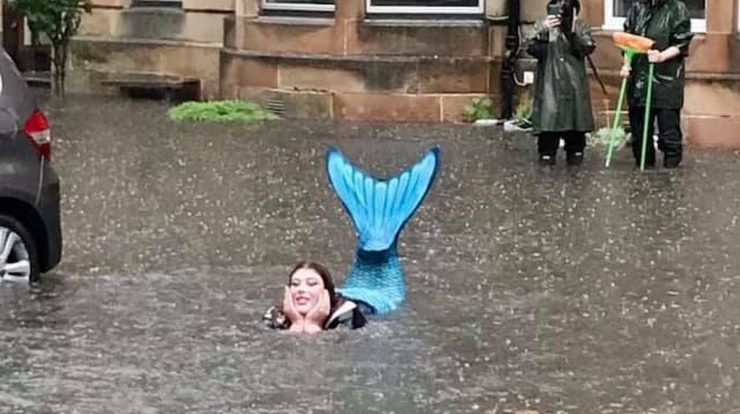 The woman dressed as an angel was photographed in the middle of the flood in Scotland World