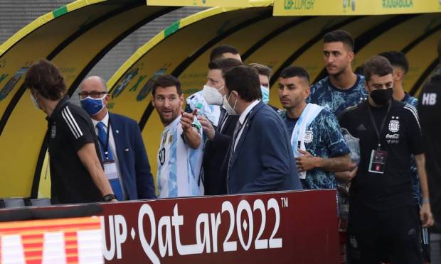 Argentine Lionel Messi leaves the stadium after a match break, by Anvisa agents and the Federal Police. Photo: AMANDA PEROBELLI / REUTERS