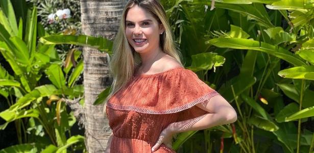 Barbara Evans poses with a twin belly and shows an ultrasound: 'Happy'