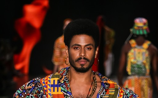 Ícaro Silva parades at SPFW and talks about Black Awareness Day: 'For Blacks, it's every day' - Vogue