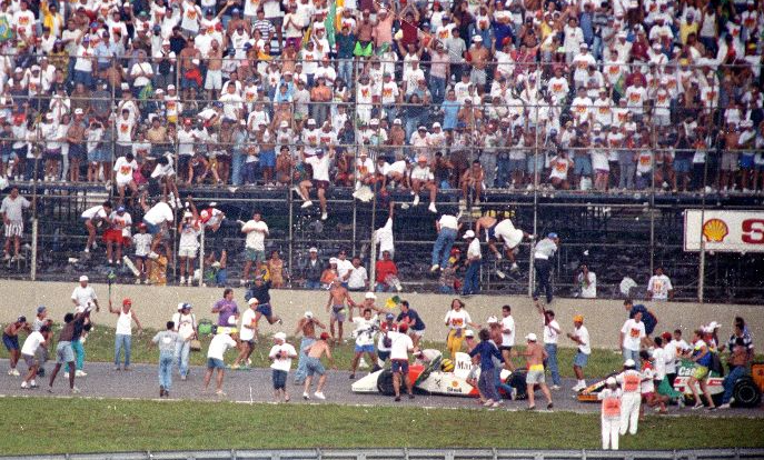 Torcida invade pista de interlagos para festejar vitória de Senna em 1993