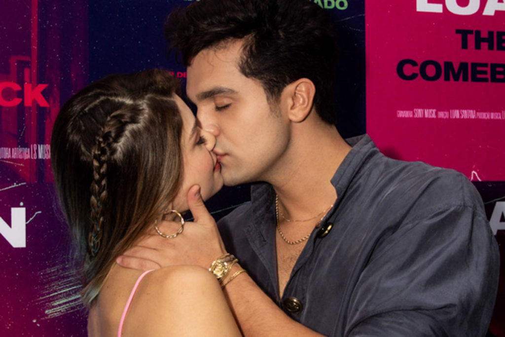 Luanne Santana kisses his girlfriend Isabella Kona
