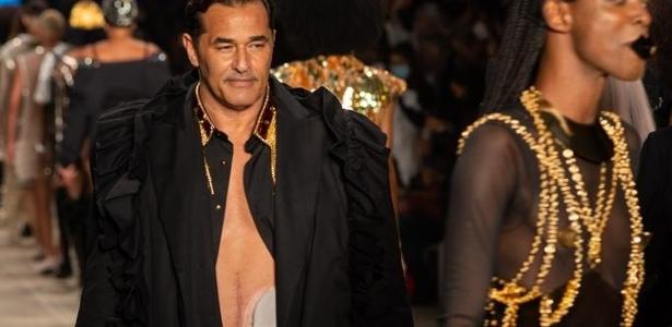 Luciano Xavier shows off SPFW with a colostomy bag after eating