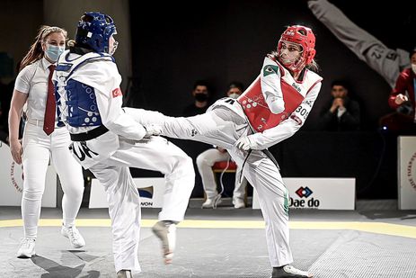 Silvana fights during the competition 