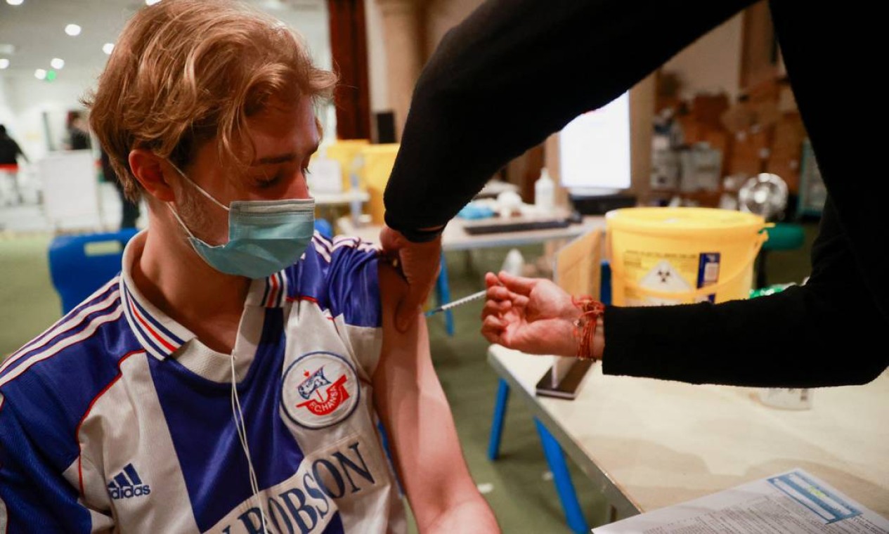 The UK faces a new Covid-19 outbreak.  In the photo, the fan is grafted Photo: HANNAH MCKAY / REUTERS