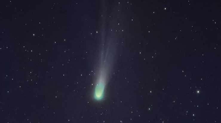 On Christmas Eve, Comet Leonard spreads across the skies of Brasilia