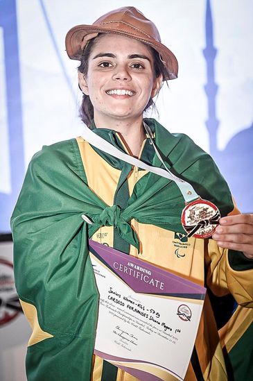 Silvana is fighting, the Brazilian flag and medal on her chest