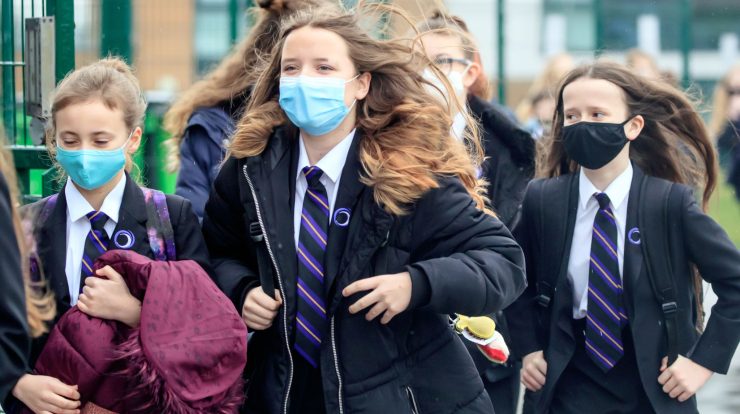 Reino Unido. Alunos de escolas secundárias deverão usar máscaras nas áreas comuns a partir de segunda-feira