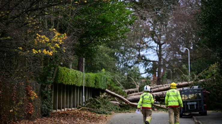 Forte tempestade no Reino Unido deixa dois mortos