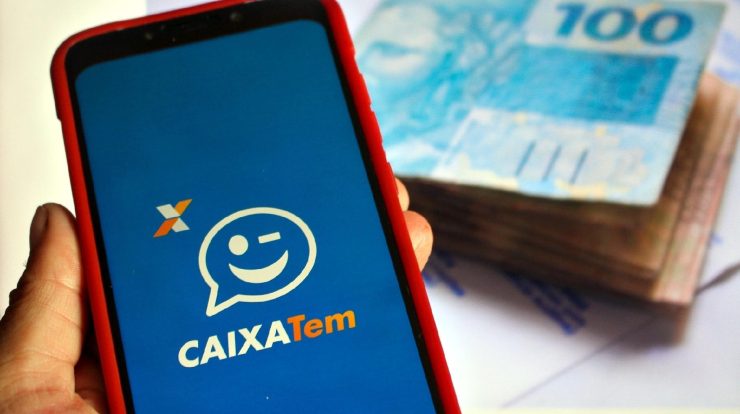 Who can withdraw a thousand Brazilian Reals issued via Caixa Tem?