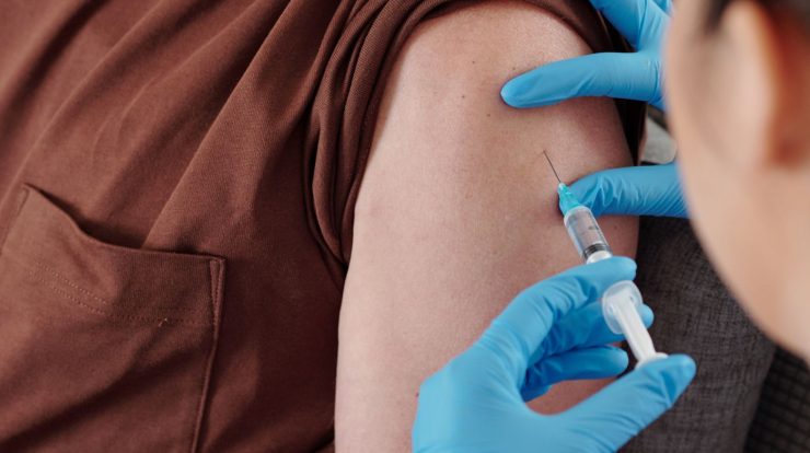 A man treated for COVID-19 with the Pfizer vaccine;  The virus lasted for 7 months