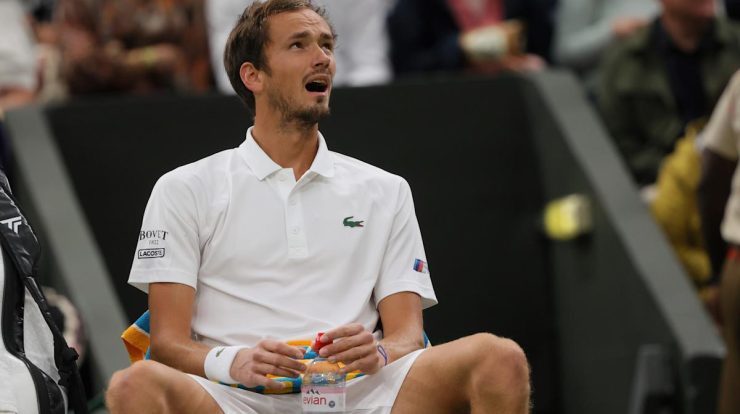 Wimbledon bans Russian and Belarusian tennis players