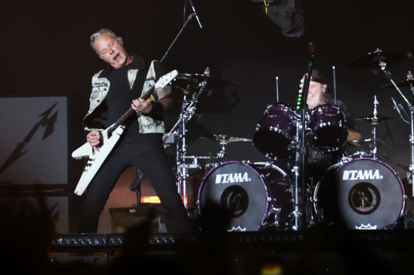 Metallica takes 45,000 people to party at Couto Pereira in Curitiba.  Discover the pictures