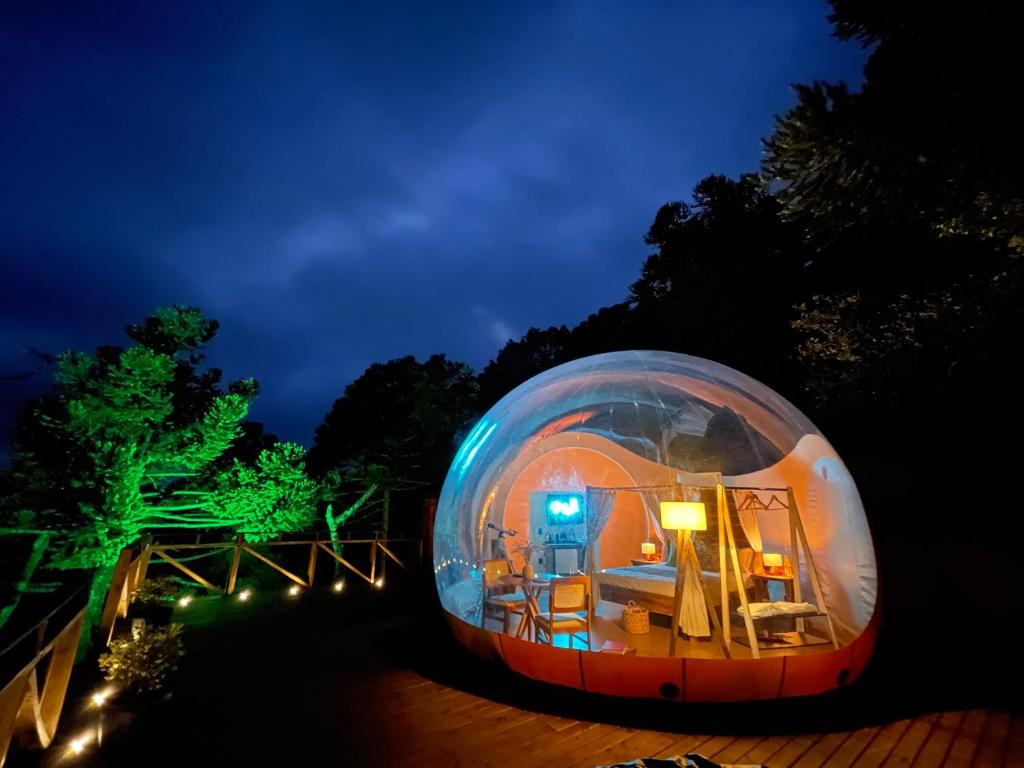 Spotlight on the location of the bubble, at an altitude of 1,550 meters - Zion Bubble Glamping / Disclosure / ND