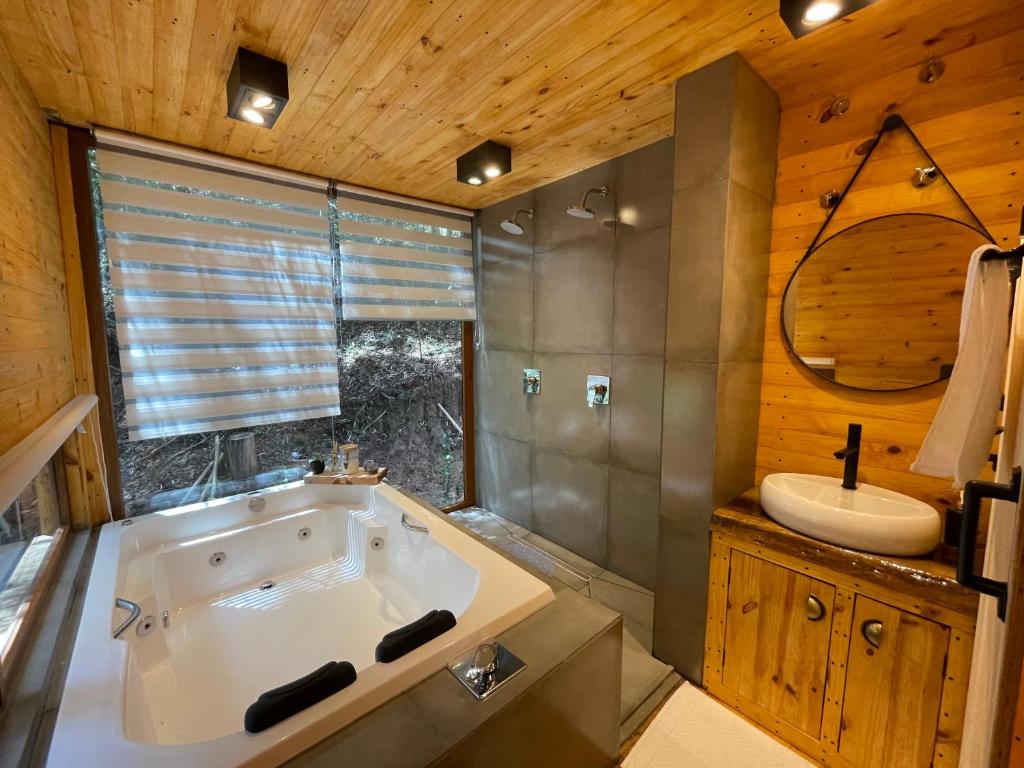 In addition to a wood-burning fireplace, this cabin has a spa tub - Refúgio das Neblinas / Disclosure / ND