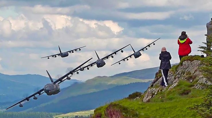The quadruplets of Hercules fly low, in a line, and stick to the mountain