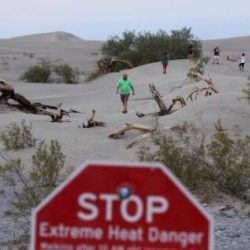 Sinalização de calor extremo em parque da Califórnia, nos EUA: países têm registrado temperaturas recordes nos últimos anos -  (crédito: PATRICK T. FALLON)