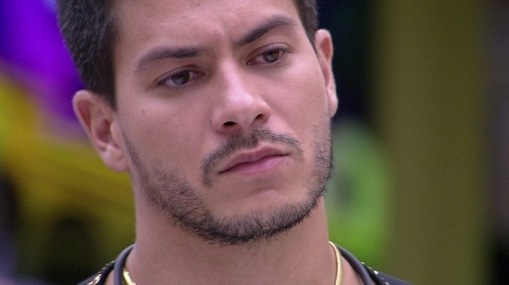 Arthur surprises Aguiar by revealing that his daughter is in the hospital again and sends a message