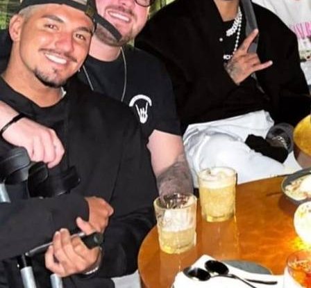 Neymar is having dinner without an alliance with his companions in Sao Paulo