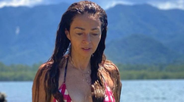 Claudia Ohana wears a bikini, admits there are flaws and asks fans: "Avoid zooming in"