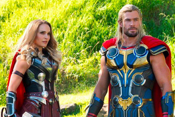 Natalie Portman and Chris Hemsworth in a scene from Thor: Love and Thunder (2022) (Image: Disclosure)