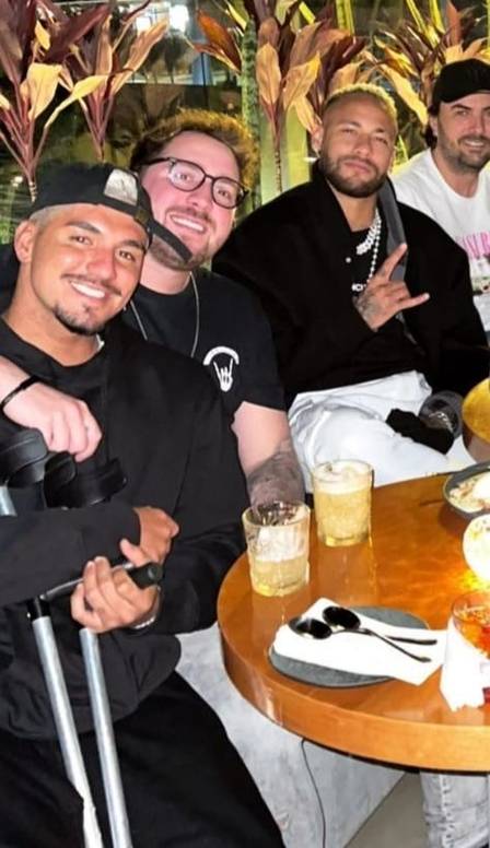 Neymar dines without an alliance with his companions in Sao Paulo