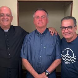 Bolsonaro takes the priest and Malafaya to England