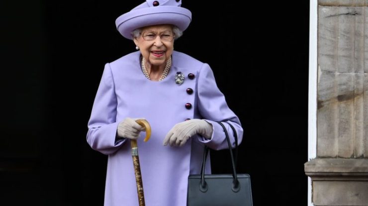 British tabloid reveals Elizabeth II had a "crush" on TV weatherman