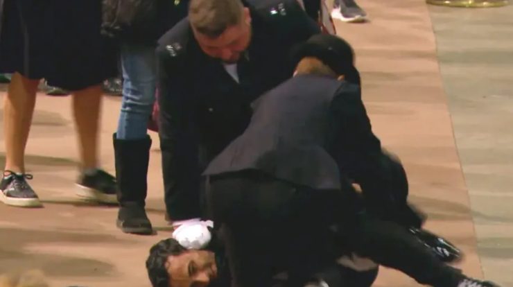 Man arrested after running towards Queen Elizabeth II's coffin |  Globalism
