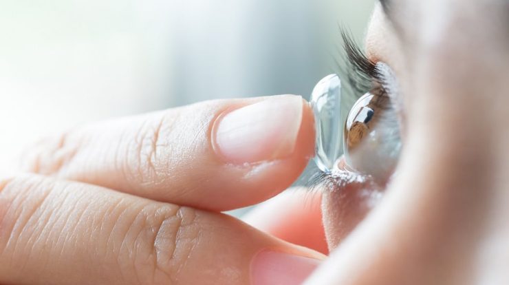 The doctor removes 23 contact lenses from the patient's eye;  Watch the video
