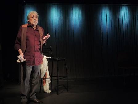 Pedro Paulo Rangel on stage in the play 