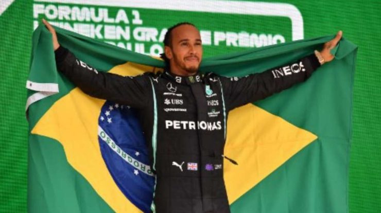 Lewis Hamilton went to Brasilia to receive tribute in Congress before the São Paulo race