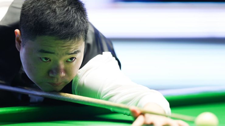Ding Junhui reached the final of the UK Championship by defeating Tom Ford