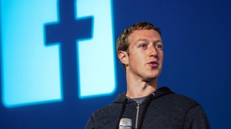 Imagem colorida mostra Mark Zuckerberg, CEO da Meta, com microfone na mão / metrópoles