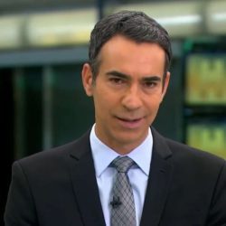 César Tralli invade comercial na Globo com notícia que devastou o Brasil (Reprodução: Globo)